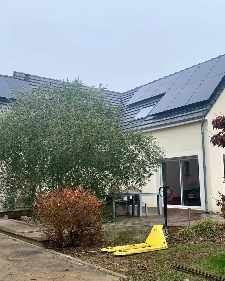 Maison récente avec panneaux solaires sur deux pans de toit
