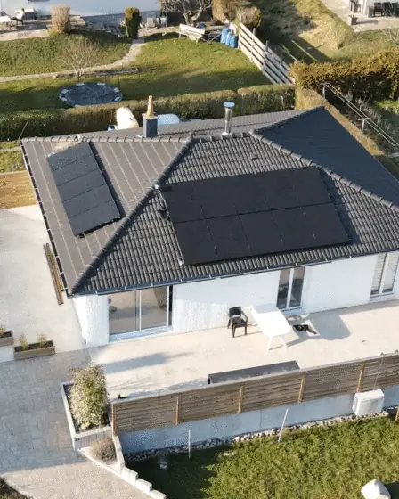 Vue aérienne d'une maison de plain-pied avec panneaux solaires