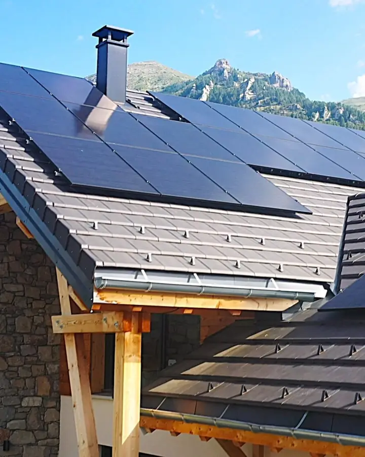 Panneaux solaires noirs sur une toiture sombre