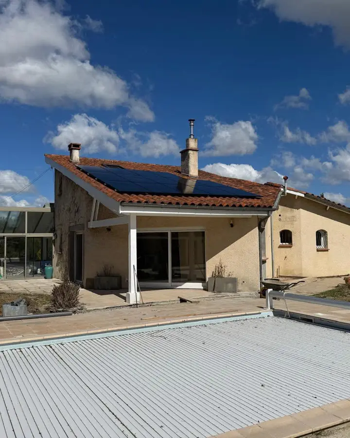 Maison avec véranda et panneaux solaires sur le toit